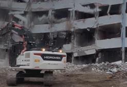 Çöken binanın altında kalmaktan son anda kurtuldu! İş makinesi...