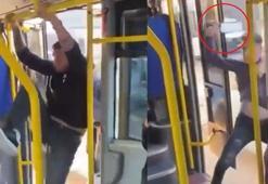 Otobüsteki dehşet anları kamerada! Tartıştığı kişiye satırla saldırdı