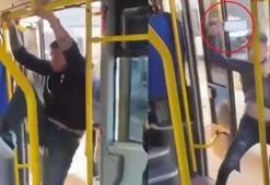 Otobüsteki dehşet anları kamerada! Tartıştığı kişiye satırla saldırdı