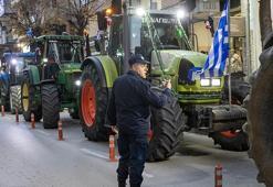 Yunan çiftçiler Larisa'da milletvekili bürolarının önünde protesto düzenledi