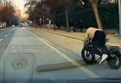 Arabanın altında kalmaktan son anda kurtuldu! Dengesi kaybolunca...