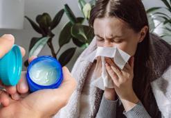 Grip kapıyı çaldığında yara bandına sürün! Hafifleten vicks hilesi