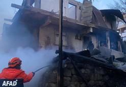 Artvin'de çıkan yangında 2 katlı ev kullanılamaz hale geldi