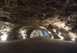 Yerin 150 metre altındaki bu mağarada şifa arıyorlar