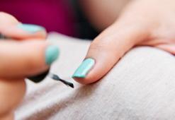 Aseton olmadan oje çıkarmanın kolay yolu! Aseton bitti diye aramaya gerek yok