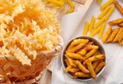 Makarnayı bir de böyle deneyin! Cipsten vazgeçirir: Çıtırdatıp peynirle karıştırın