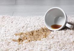 Kurumuş çay, kahve ve ketçap lekelerini silgi gibi siliyor! Maden suyuna 1 yemek kaşığı ekleyin