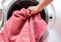 Zımpara gibi görünen havluları yumuşacık yapıyor! Kumaşın içine işliyor