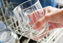 Bulaşık makinesine bunu koyan farkı anında görüyor! Bardakları ışıl ışıl yapan formül