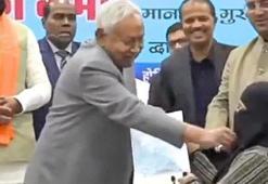 Atama töreninde skandal görüntü! Başbakan, sahnede doktorun peçesini indirmeye çalıştı: 'Bu ne?'