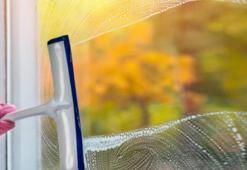 Ne deterjan ne bez! Camları pırıl pırıl yapan şaşırtıcı ekmek yöntemi