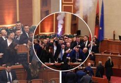 Mecliste meşale yakıldı, su fırlatıldı! Başkana saldırı