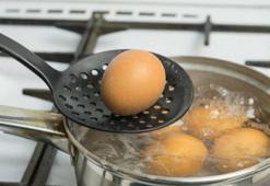Yumurtayı yanlış soyuyormuşuz! Kabuk tek hamlede ayrılıyor