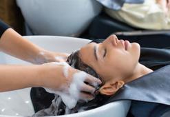 Hem yıpratıyor hem de döküyor! Saçlarınızı gereğinden fazla yıkadığınızı gösteren 7 işaret