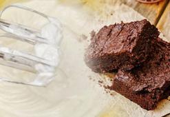 Un, yağ, şeker yok! Köpük olana kadar çırpın: 15 dakikada brownie böyle yapılıyormuş