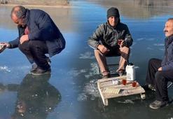 Burası Türkiye! Göl buz tuttu, balıkçılar gözünü dikti: '2-3 gün bekleyip başlayacağız'
