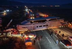 Ekipler seferber oldu! Lüks yat taşıyan TIR, kara yolu kilitleyince ortaya ilginç görüntüler çıktı