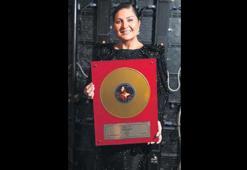 Sibel Can’a altın plak