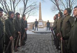 Sarıkamış şehitleri için sıfırın altında 10 derecede saygı nöbeti