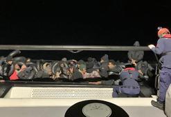 İzmir açıklarında 44 düzensiz göçmen yakalandı, 18 düzensiz göçmen kurtarıldı