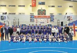 Gençler filede mücadele etti