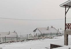 Ankara’da kar sürprizi! ‘Pencerenin kenarına oturuyor yağışı izliyorum’