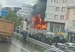 Pendik'te otomobilde çıkan yangın, ahşap binaya sıçradı