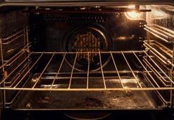 Ovma derdi bitiyor! Fırın demirlerini parlatan alışılmadık çözüm