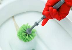 Meğer çözümü bu kadar basitmiş! Tuvaletteki inatçı sarı lekeler saniyeler içinde gidiyor