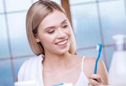 Lekeleri ve bakterileri silip atıyor! Doğal malzemeyle diş temizliği