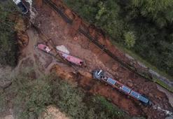 200 yıllık set çöktü, devasa obruk oluştu! 'Tam 4 metre derinliğinde'