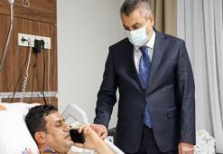 Bakan Tekin'den silahla yaralanan okul müdürüne "geçmiş olsun" telefonu