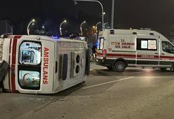 Otomobil ile çarpışan ambulans devrildi! 3 sağlık personeli yaralandı