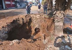 Adana'da içme suyu borusu patladı! Cadde ve sokaklar sulara gömüldü
