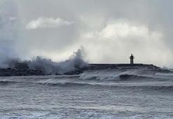 Denizlerde fırtına uyarısı! Karadeniz, Ege ve Akdeniz alarmda: Meteoroloji saat verdi