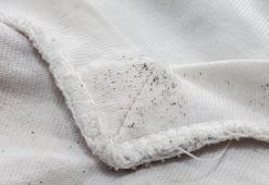 Kumaşlardaki küf lekelerini söküp atan karışım! Lekeleri silgi gibi çıkarıyor