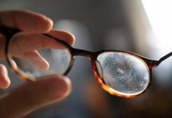 Gözlük camı çiziklerini giderip parlatıyor! Ayna gibi camların sırrı