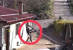 Evinin baca şapkasını değiştirmek için çıktığı çatıdan yere düştü! O anlar kamerada