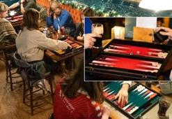 Türkiye'de hep yaygındı, Londra'da 'süper popüler' hale geldi! Dua Lipa'dan Beckham'a herkes tavla oynuyor