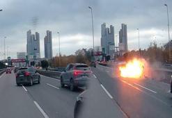 Şişli’de makas atan sürücü bariyerlere çarptı; alev alan aracın motoru yola fırladı