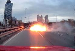 Makas faciası kamerada! D-100’de otomobil alev aldı, motor yola fırladı