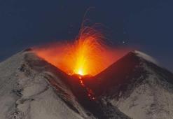 Avrupa'nın en aktif yanardağı yine patladı! Kırmızı kodlu uyarı geldi