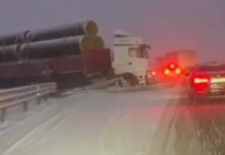 Yollar buz pistine döndü! Yoğun kar yağışı trafik kazalarına neden oldu