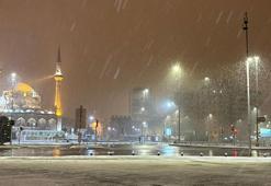 Kayseri bembeyaz! Kar yağışı kentte etkisini artırdı