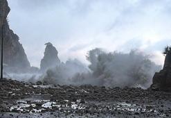 Dev dalgalar ilçeyi vurdu! Kaldırım taşları söküldü