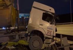Başakşehir'de dorsesi açık kalan kamyon bariyerlere çarptı