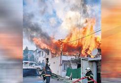 Polise pusu kurup çatıdan ateş açtılar: 3 şehit 9 yaralı