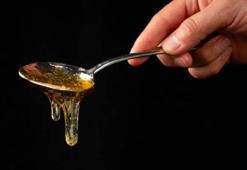 Kaşık kaşık aldatılıyoruz! Gerçek balı evde anlamanın yolları