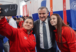 Bakan Bak: Türkiye'yi en güzel şekilde temsil eden milli sporcularımızı tebrik ediyorum