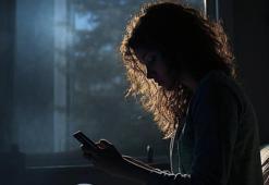 Telefon alarmı mı, çalar saat mi? Uyku kalitesini artıran gerçek kural